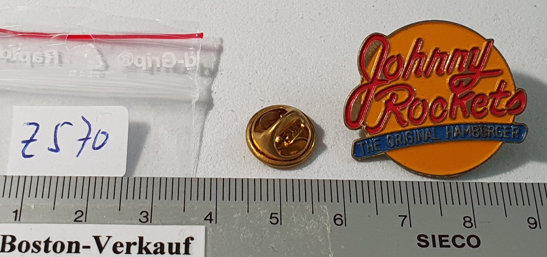 Plaketten & Abzeichen: Z570 - Pin Johnny Rocket's  Die Original Hamburger – Gebraucht aus Reinach BL von Boston-Verkauf 1