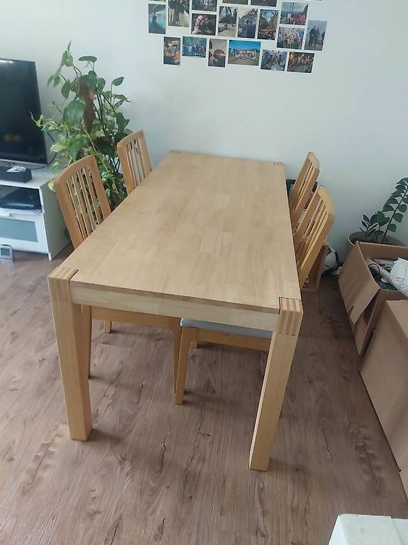 Set di tavolo e panche: Holztisch mit 4 Stühlen – Usato da St. Gallen venduto da ruetzliguetzli77 1