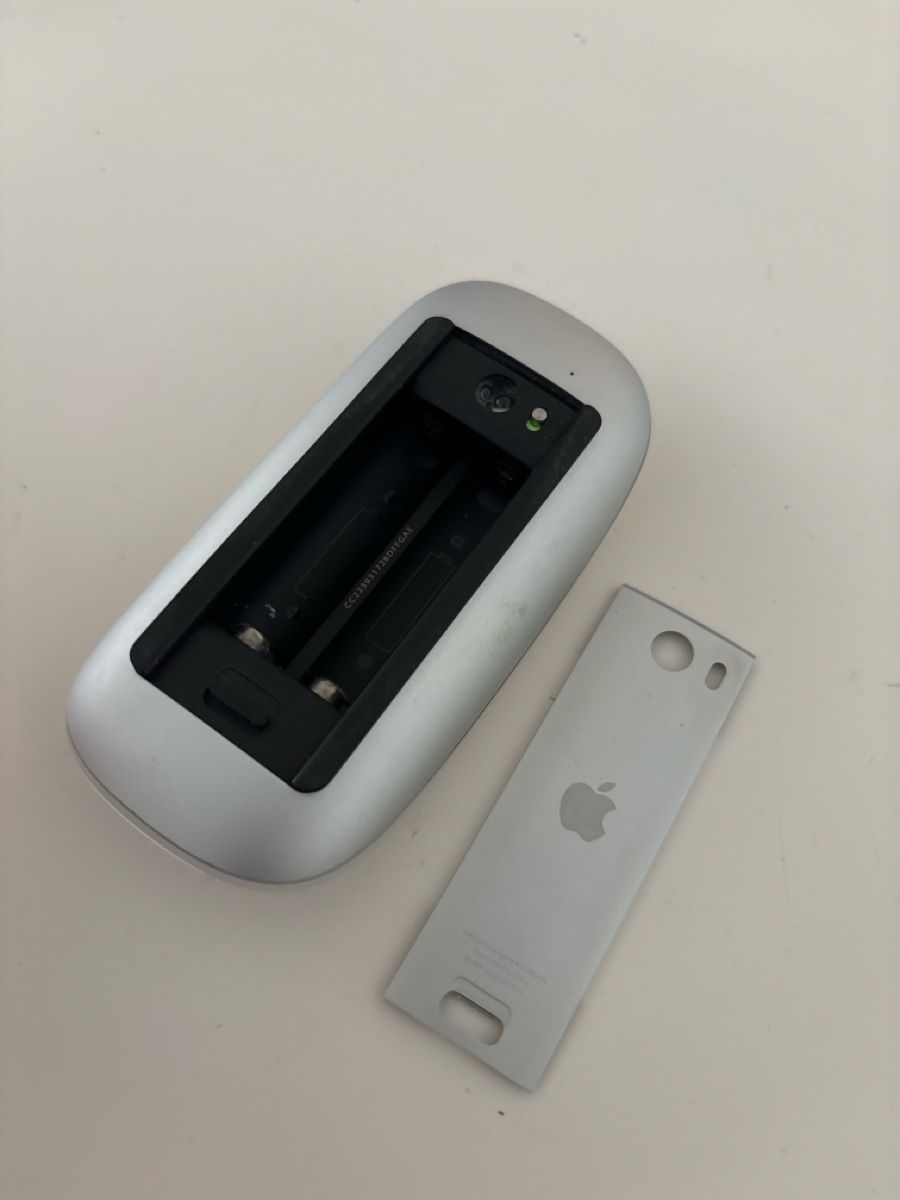 Apple Souris: Apple Magic Mouse gebraucht mit Batteriefach – D'occasion à Thusis par KultSticker 1