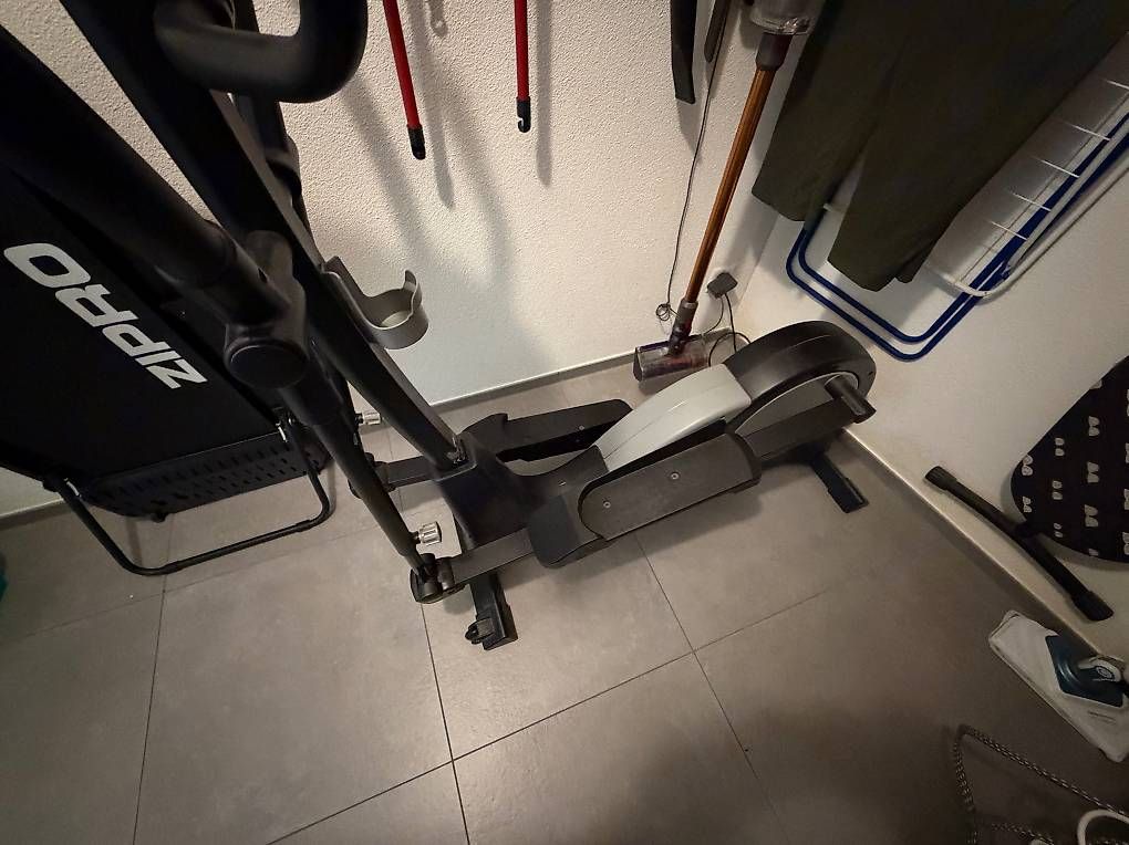 Vélos d'appartement: Crosstrainer Crane mit Trainingscomputer und Programmen – D'occasion à Emmenbrücke par B4belfish 1