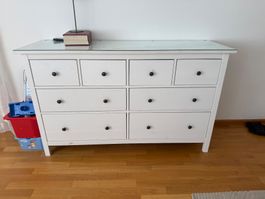 Commode blanche avec plateau en verre IKEA