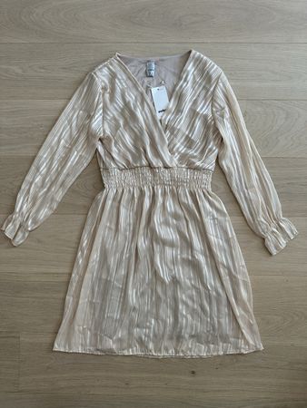 Magnifique robe beige / crème / nude lignée  avec des légère