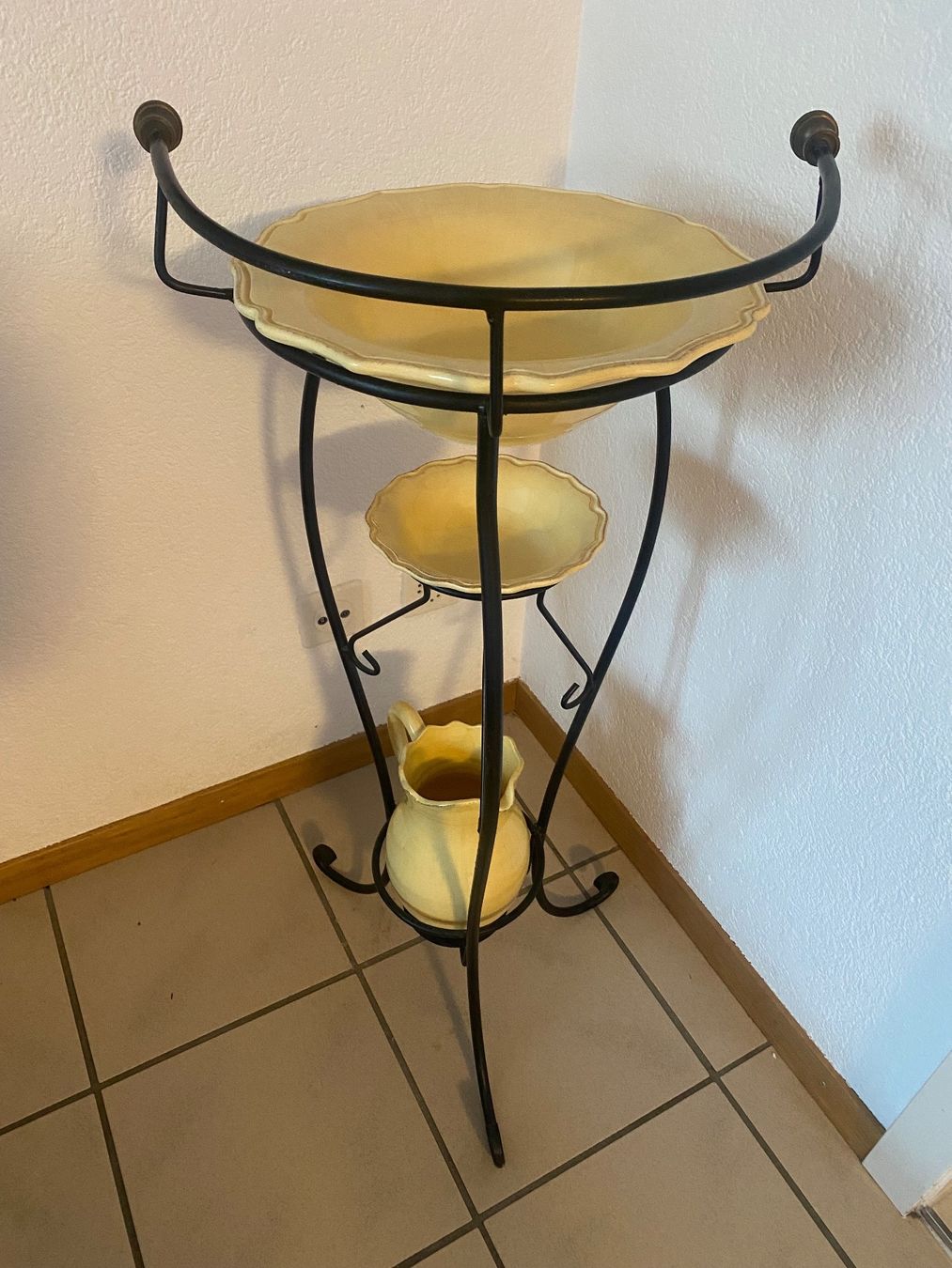 Kommoden: Schöner Waschtisch Italienische Design – Gebraucht aus Zäziwil von Emlea 1