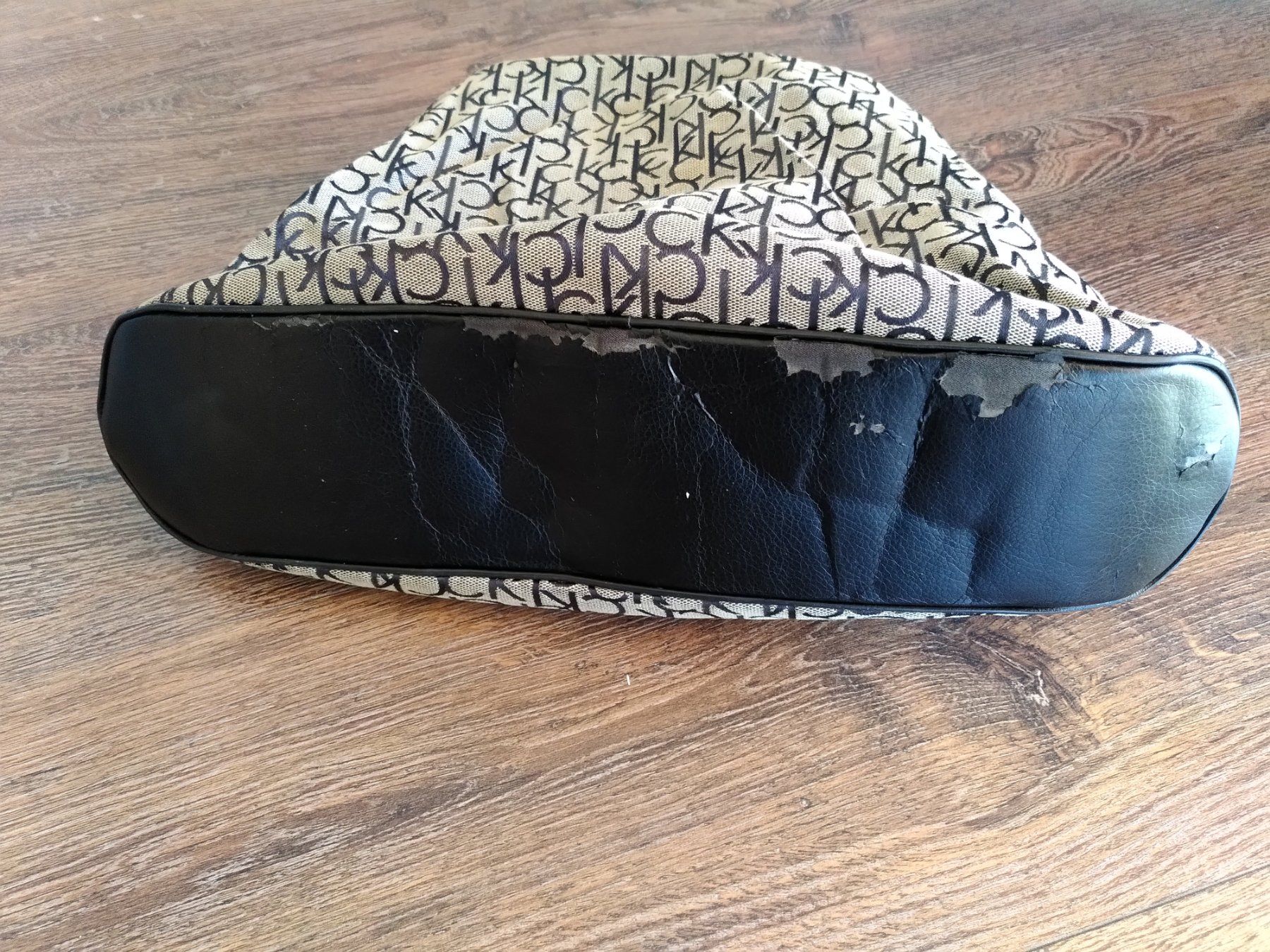 Calvin Klein Sacs femmes: Sac hobo Calvin Klein monogram – D'occasion à Châtel-St-Denis par melaimelai 1