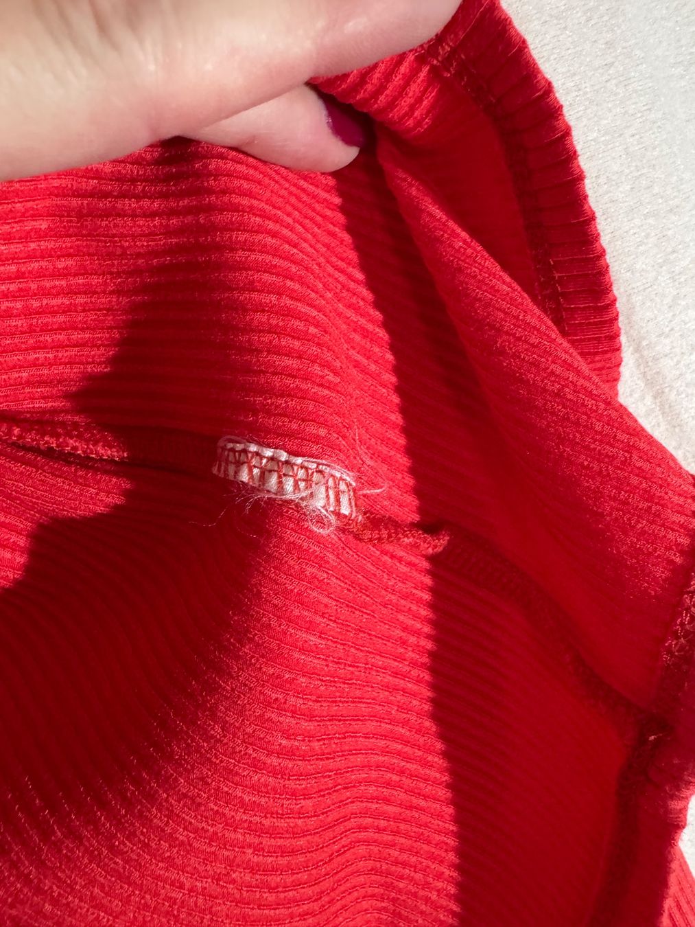 Pulls & Sweat-shirts: Schöner roter Pullover mit Spitzenrand – D'occasion à Grosswangen par second_hand_dress 2