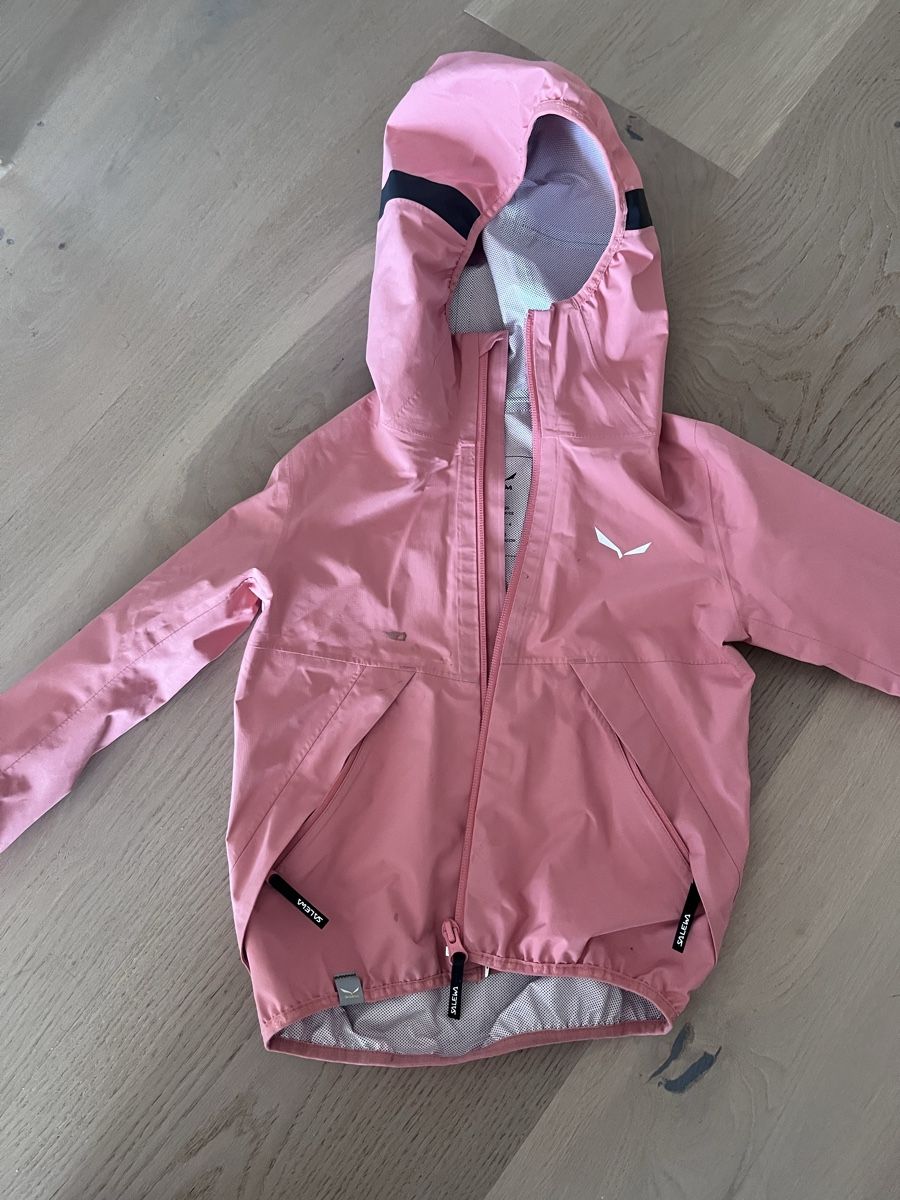Salewa Vestes & Manteaux: Kinder Regenjacke Salewa Grösse 104 Rosa – D'occasion à Pfäffikon SZ par humming-bird