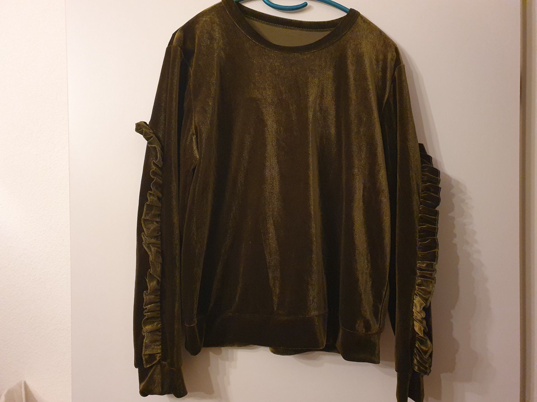 Maglioni & Felpe: Olivgrüner Samt-Pulli mit Rüschen - Herbst Look Gr. M – Usato da Kloten venduto da Hektor44
