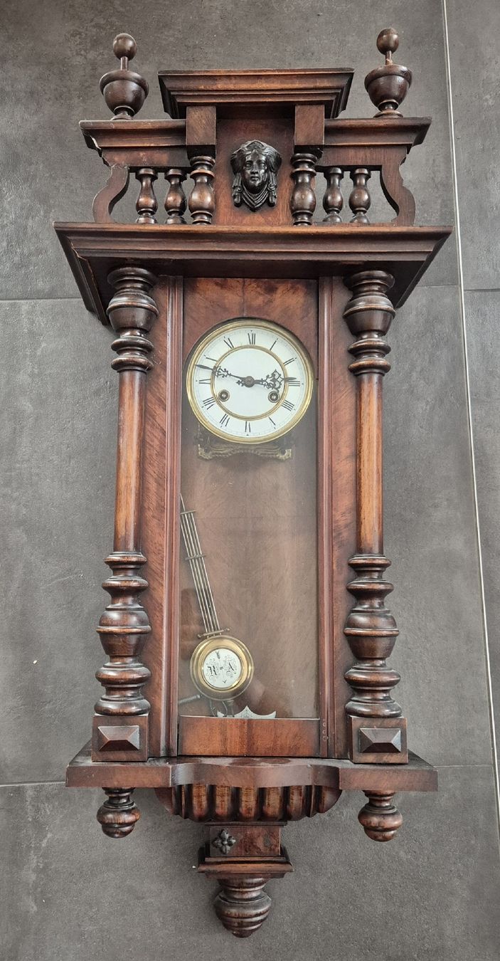 Stand- & Wanduhren: Antike Wanduhr aus Holz mit Pendel – Gebraucht aus Vilters von Fleiflomi