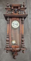 Antike Wanduhr aus Holz mit Pendel