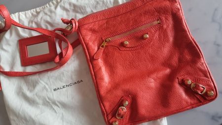 Borsa Balenciaga a tracolla
