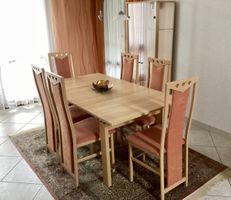 Esstisch 6 Stühle Vitrinenschrank Buche hell mit Glaselement