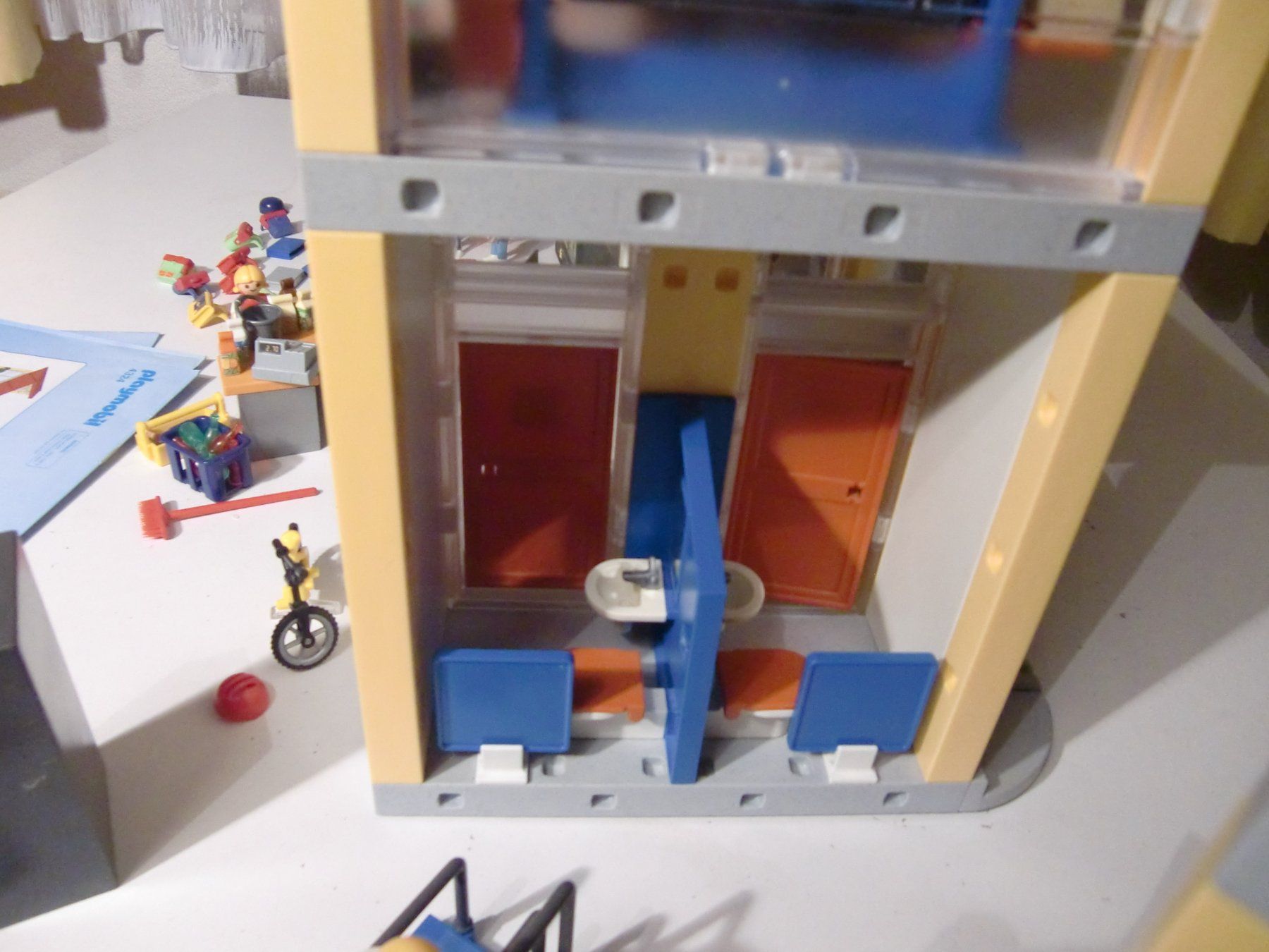 Playmobil Spielzeuge: Playmobil Grosse Schule + Turnhalle - RIESIG – Gebraucht aus Arbon von 200sterne 8