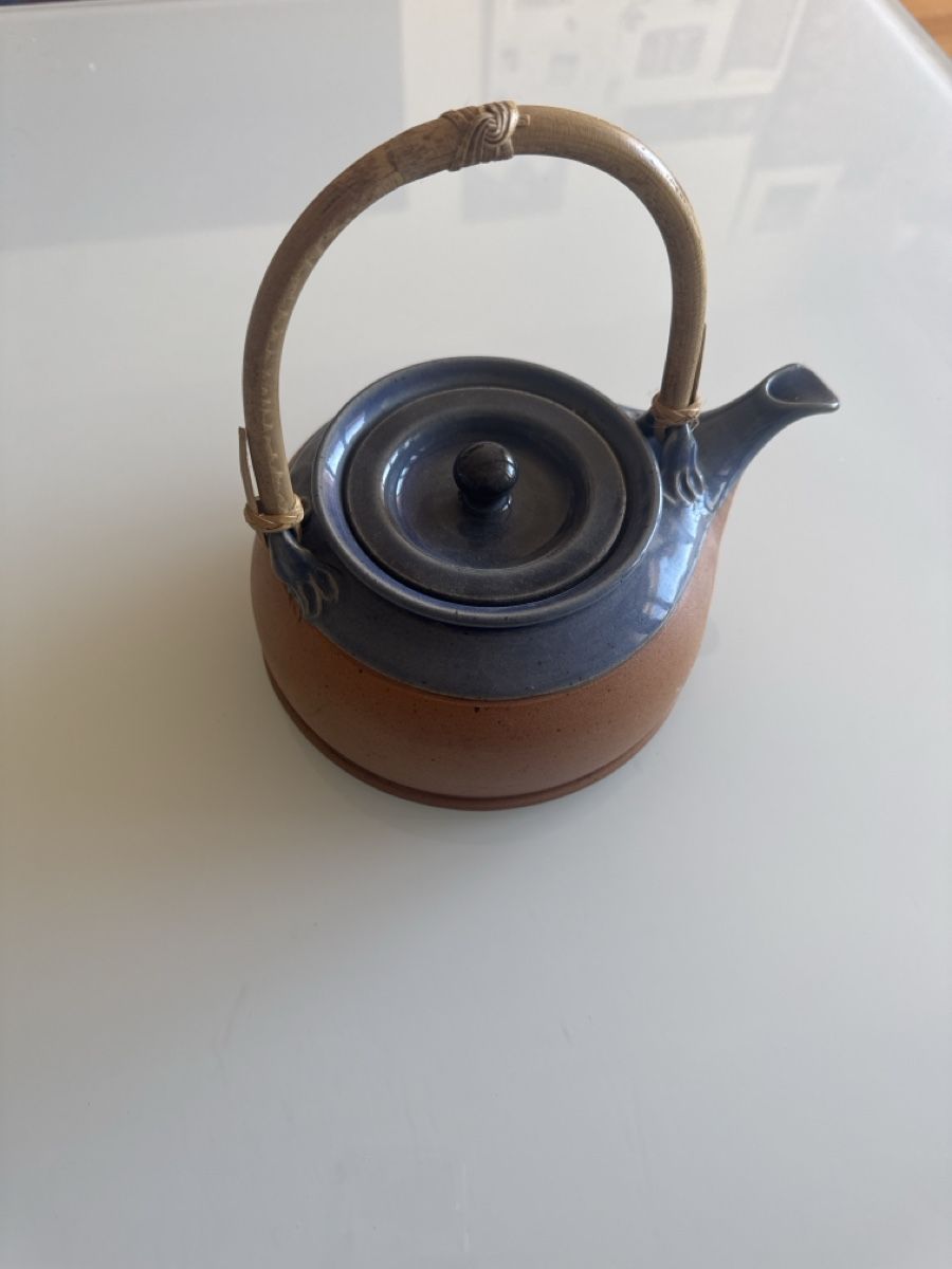 Teekannen: Théière artisanale en grès bleu avec anse rotin – Gebraucht aus Neuchâtel von Elipshop 2