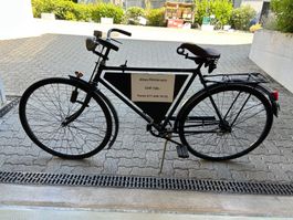Altes Militärvelo mit Stempelbremse, nicht fahrtauglich