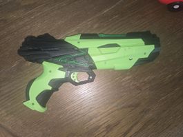 Coole grüne Spielzeugpistole mit Batterie