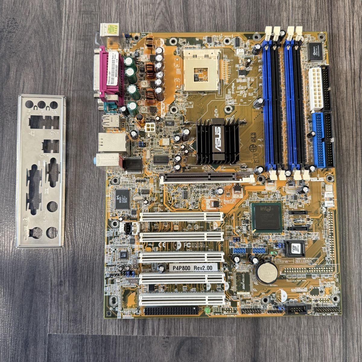 Mainboards: Carte mère ASUS P4P800 Rev 2.00 Socket 478 – Gebraucht aus Evilard von Adrien___2