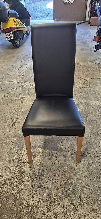 Sedie: 8 Gratis Stühle mit Kunstlederoptik abzugeben – Usato da Lostorf venduto da a_susu