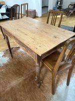 Antiker Holztisch mit 4 stühlen