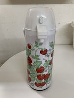 Thermoskanne mit Erdbeermotiv 