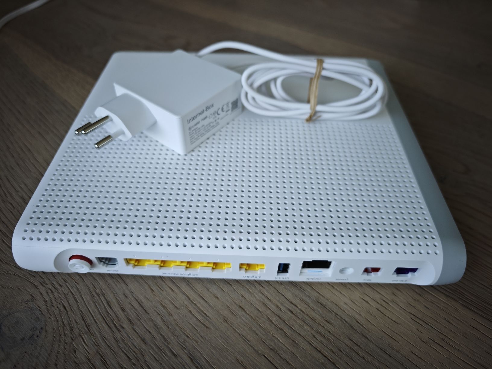 Swisscom Modems & Routeurs: Swisscom Glaskabel Internet Box mit Netzteil und Kabel – D'occasion à Berikon par goandgetit 1