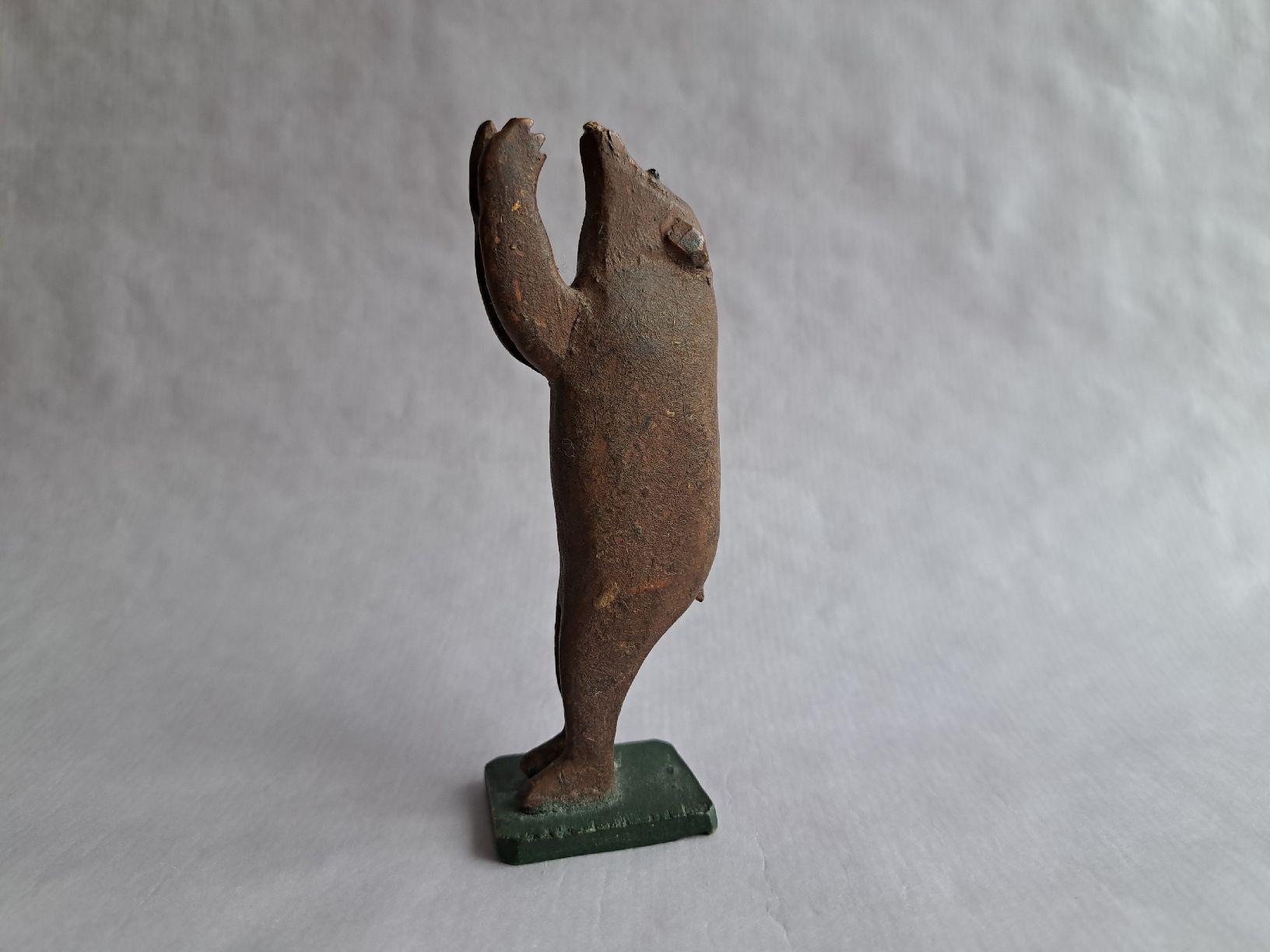 Statuette: Antiker holzgeschnitzter Bär – Usato da Zumikon venduto da Berni6993