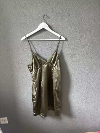 Robe courte satinée verte avec dentelle bon état