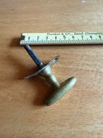 alter kleiner Fenstergriff aus Metall