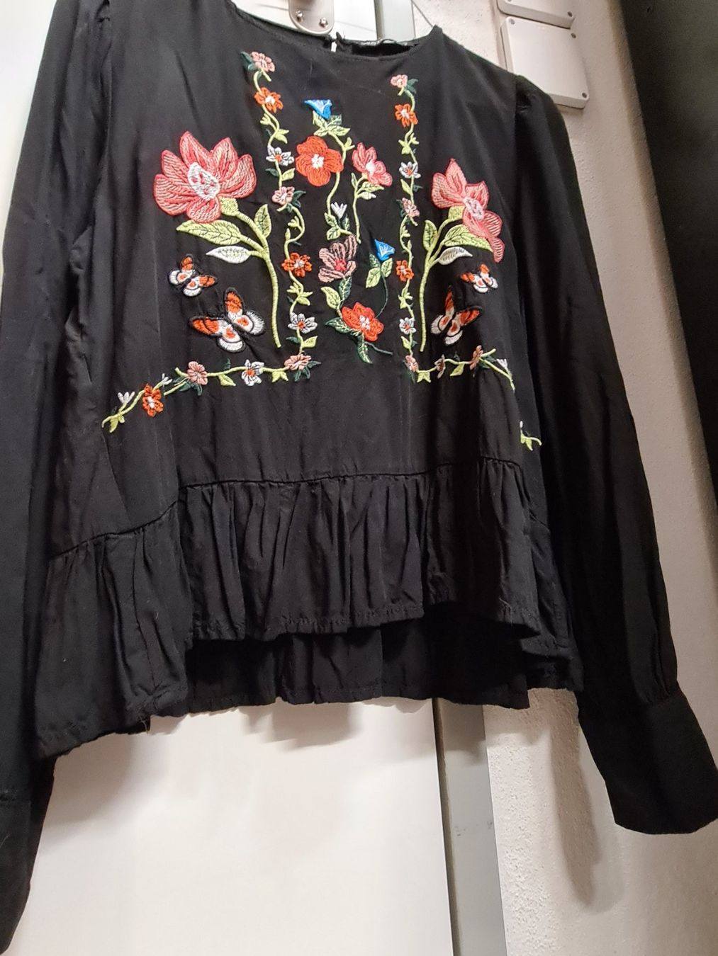 Blusen: Leichte Bluse mit Blumenstickerei, 38 – Gebraucht aus Amriswil von used2use 1