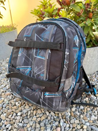 Satch Schulthek schwarz grau blau