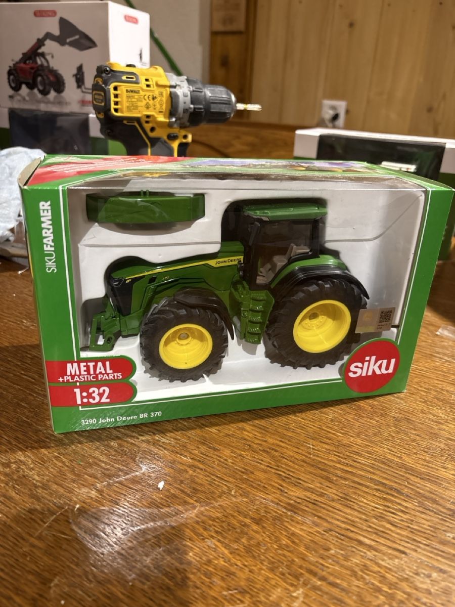 Siku Kit di modellismo & Modellini statici: John deere 8r 370 1:32 – Nuovo (secondo la descrizione) da Maracon venduto da tro_chq5