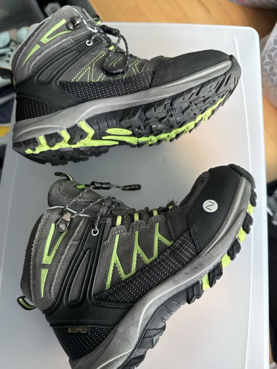 46 Nord Chaussures garçon: Schuhe Kinder Gr35 / 46NORD – D'occasion à Winkel par Olirickli05 1
