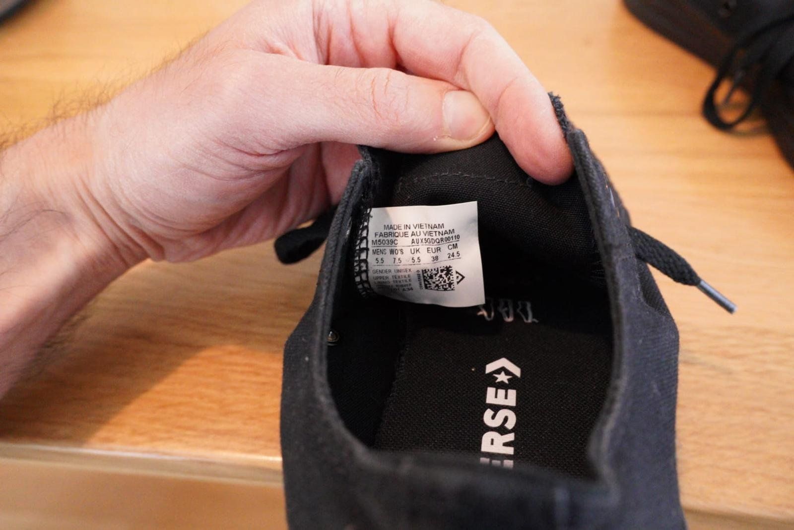 Converse Scarpe da uomo: Converse Sneaker "Chuck Taylor All Star Classic" Schwarz – Usato da Wallisellen venduto da SwissTreeDee 2