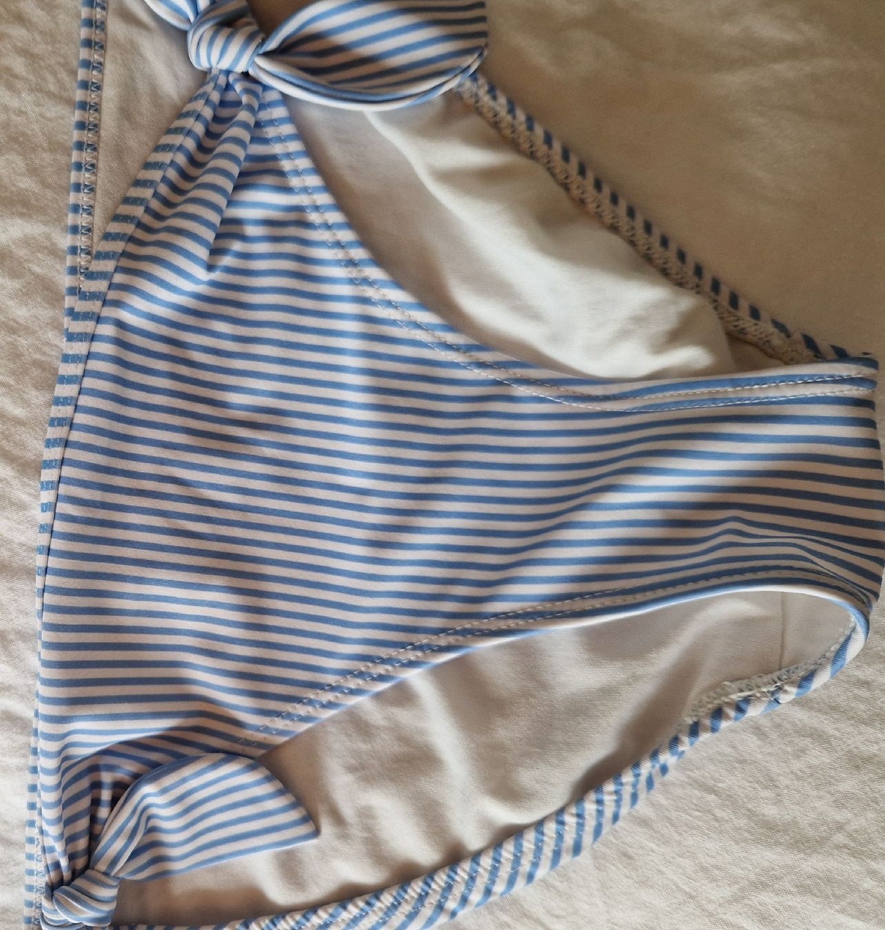 H&M Costumi da bagno & Bikini: Bikinihose gestreift, hellblau/weiss, Grösse 134 Sommer – Usato da Gwatt (Thun) venduto da Letzte-Chance-III 1