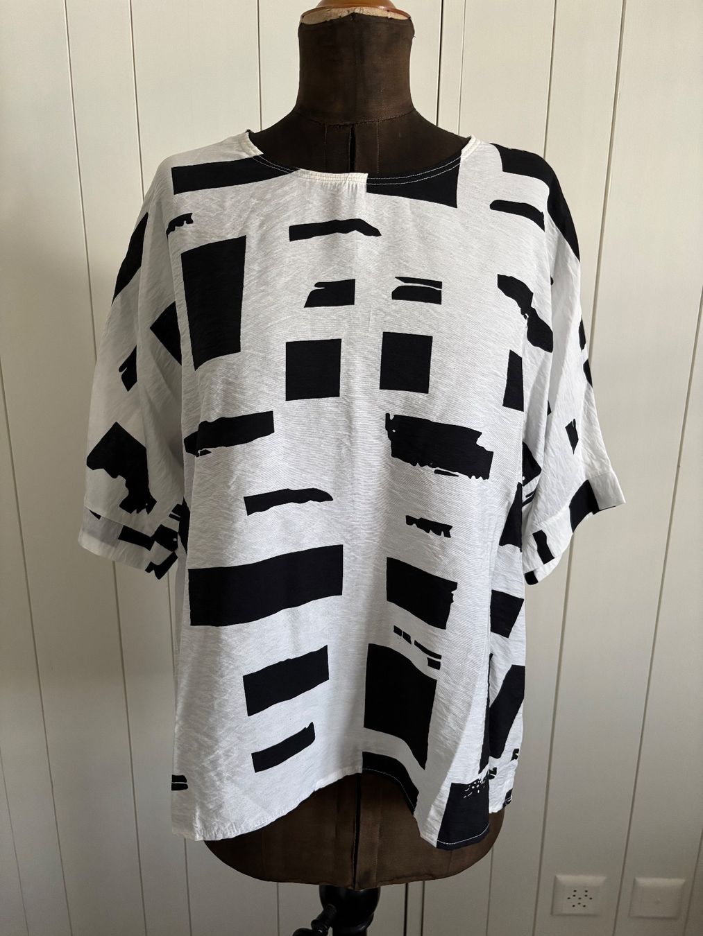 Blusen: Hübsche Shirt Bluse weiss/schwarz - ca. 42 – Gebraucht aus Kleinandelfingen von Baba23