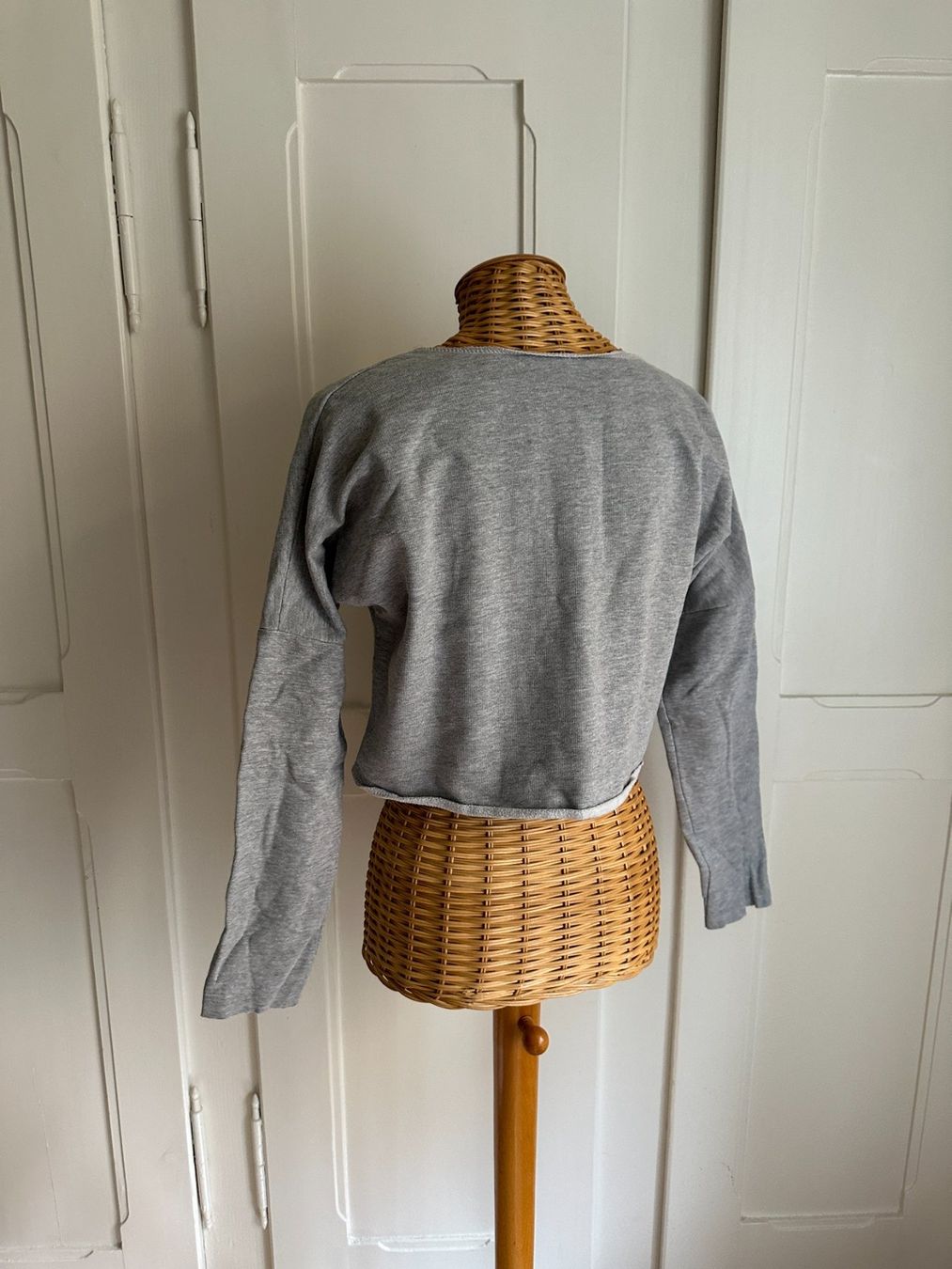 Pulls & Sweat-shirts: Cropped Sweatshirt hellgrau XS/S – D'occasion à Zürich par Diazaio 2