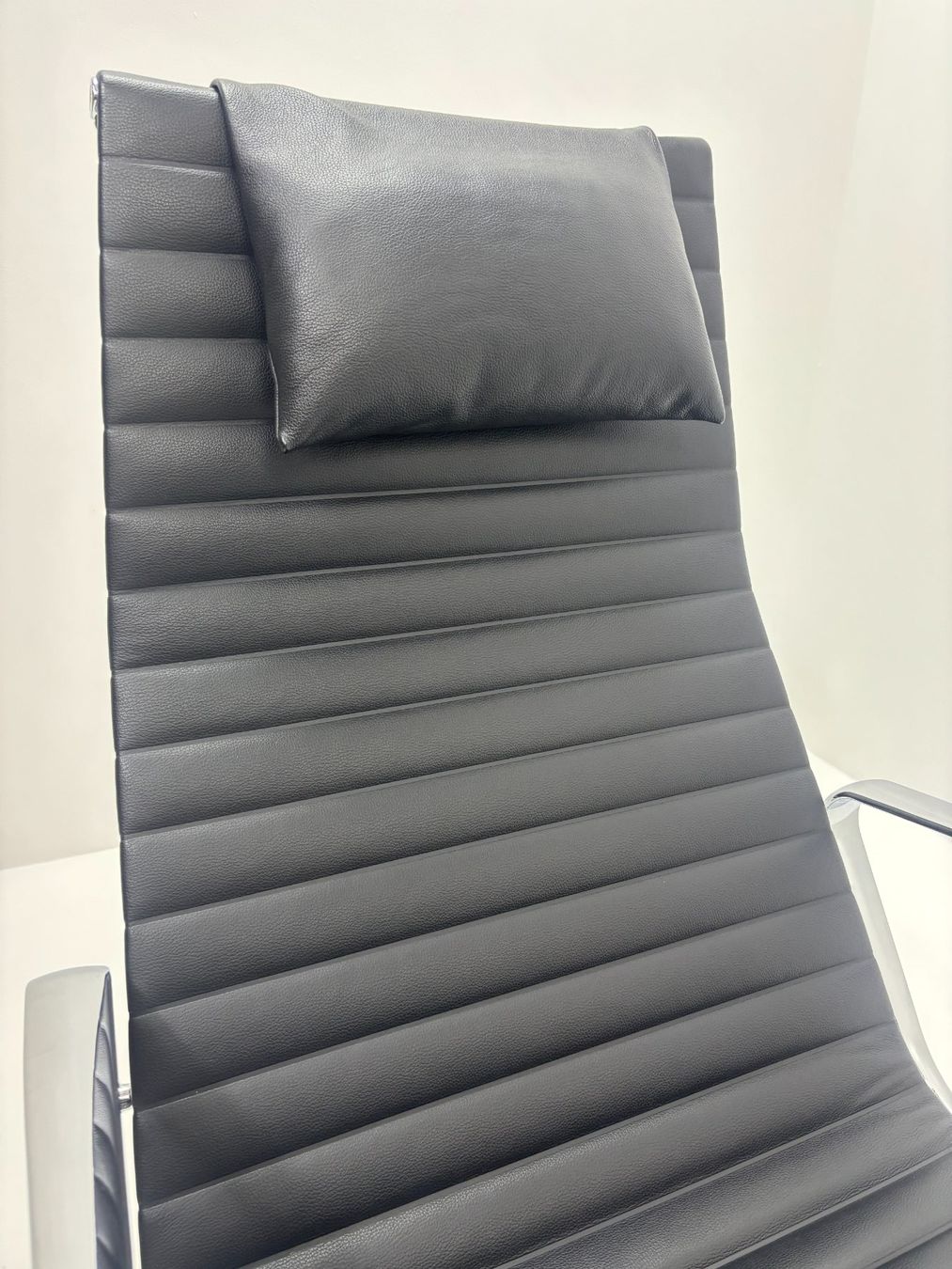 Vitra Poltrone: Eames Vitra EA 124, EA 125  Lounge - Nero Leder / Cuir – Usato da La Sarraz venduto da swq_1hv 6