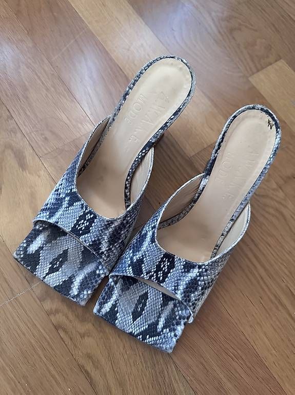 Scarpe da donna: Leder-Sandaletten A.W.A.K.E. – Usato da Glattbrugg venduto da Blogger73 1