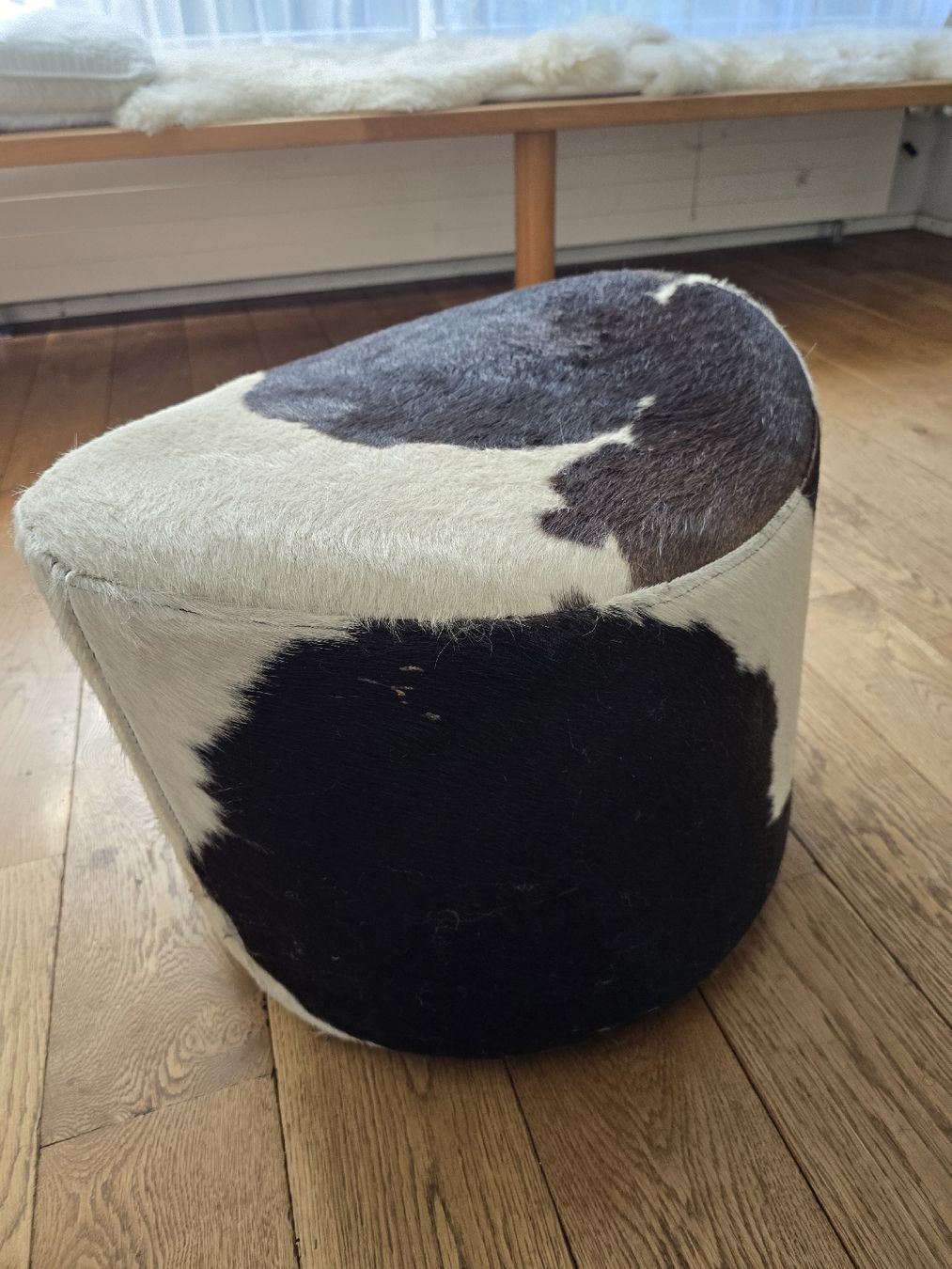 Hocker: Hocker Felloptik schwarz weiss – Gebraucht aus Interlaken von Inventory_X
