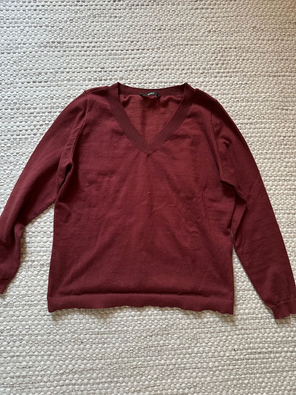 Only Pullover & Sweatshirts: ONLY Damen Strickpullover Gr. S Bordeaux – V-Ausschnitt – Gebraucht aus Bürglen TG von RebiDeals