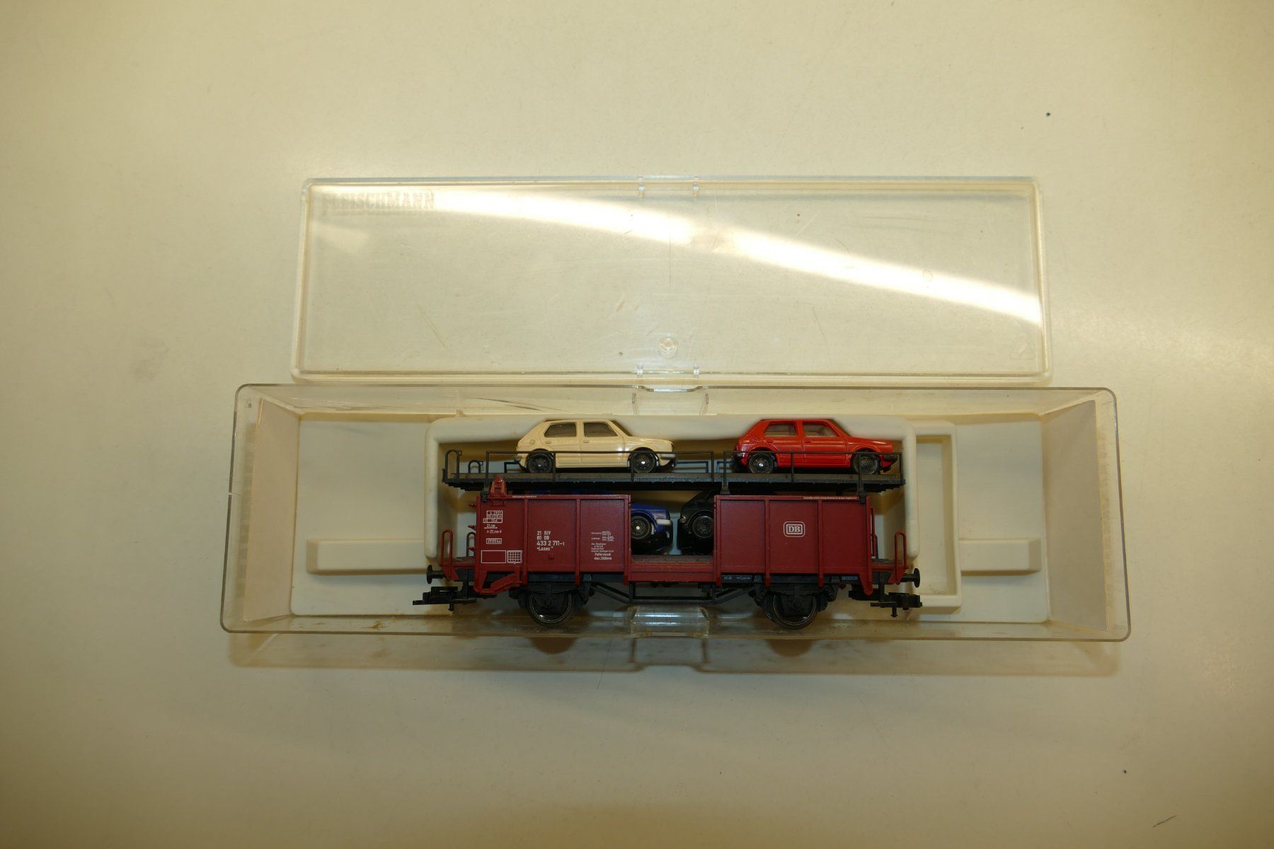 Fleischmann Modellini di ferrovie: Fleischmann H0: DB Autotransportwagen mit 4xPKW – Usato da Niederhasli venduto da rail-duerst