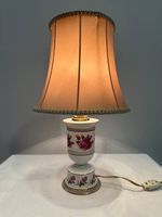 Tischlampe aus Porzellan mit Rosenmotiv und Stoffschirm