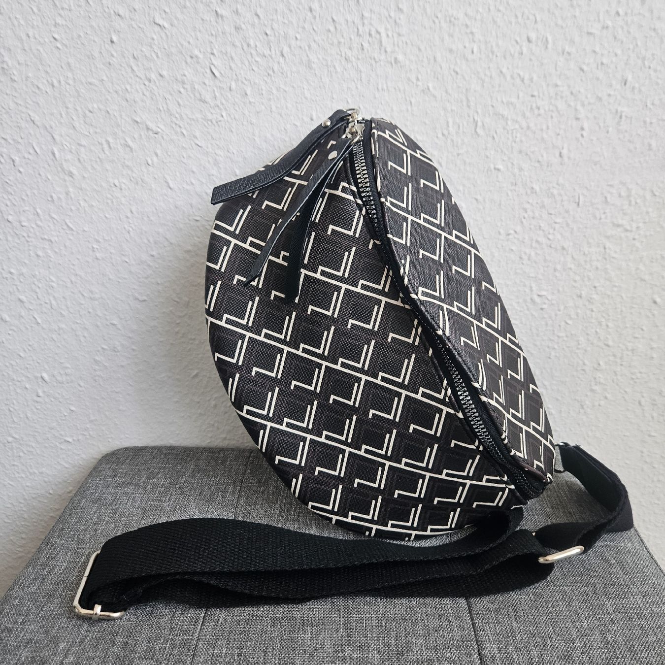 Taschen für Damen: Crossbodytasche – Neu (gemäss Beschreibung) aus Bern von naaa000xci