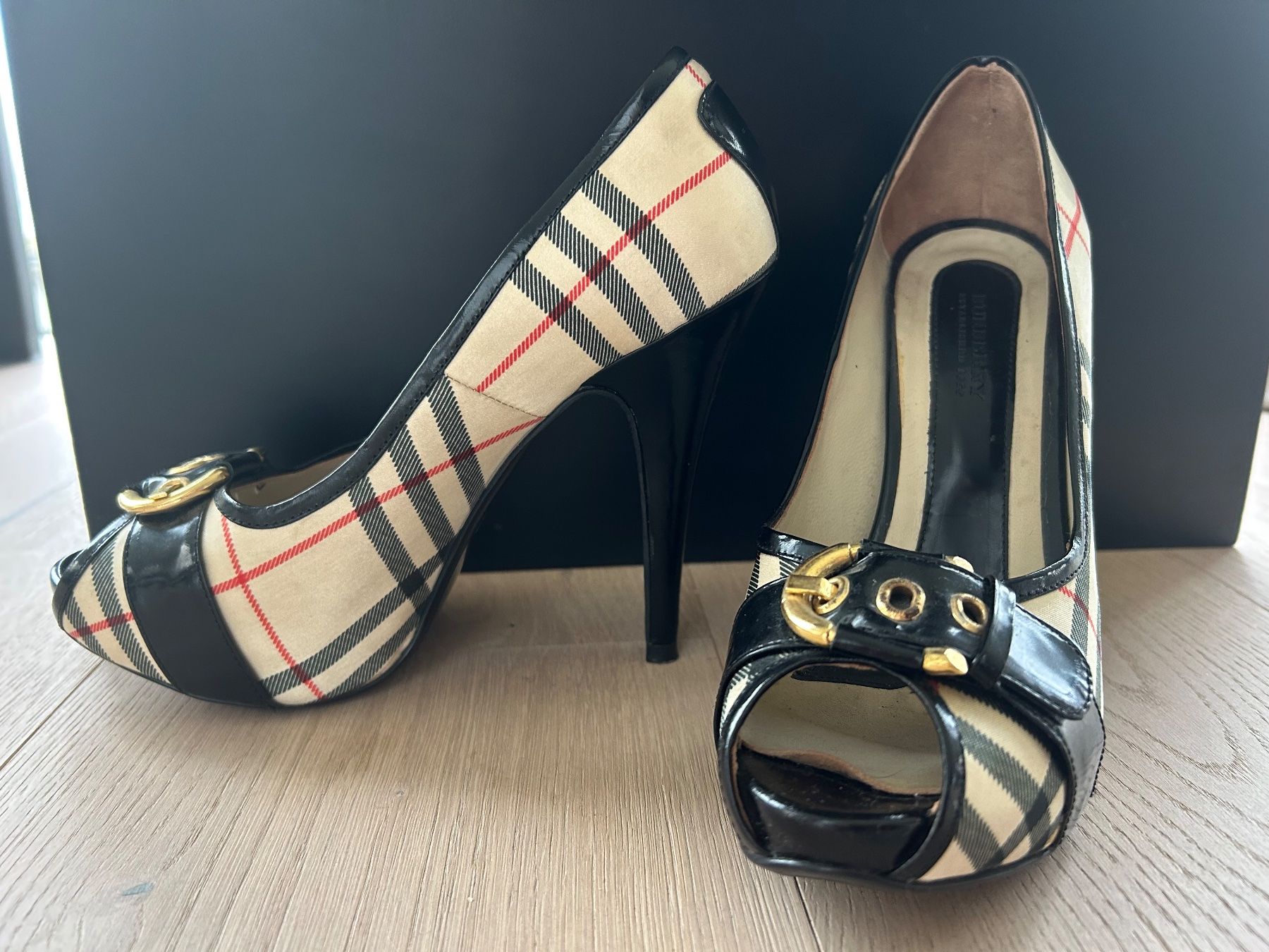 Burberry Scarpe da donna: Burberry Peep Toe Pumps – Usato da Kilchberg ZH venduto da Anie.