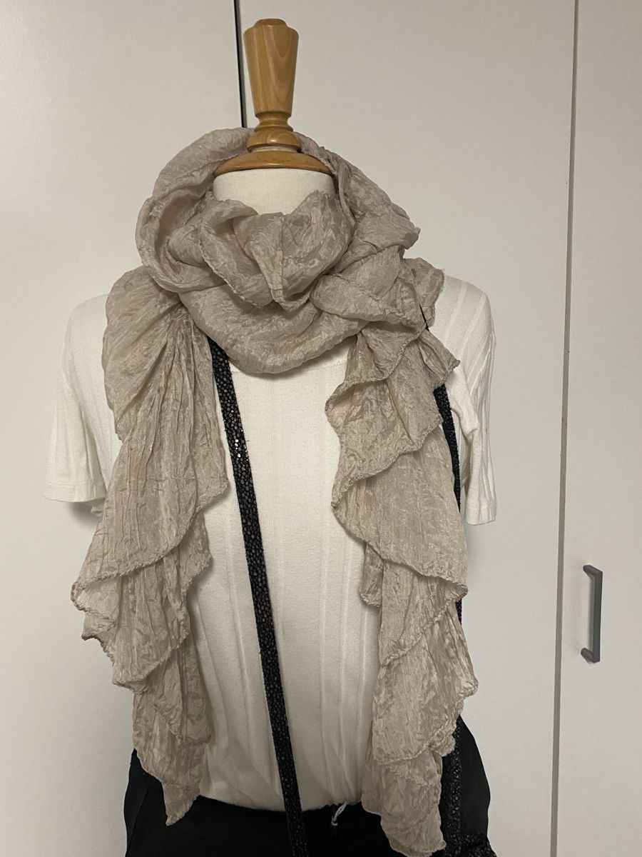 Foulard & Sciarpe: Seidenschal Rüschenschal lang – Usato da Biel-Benken BL venduto da PANORMUS 1