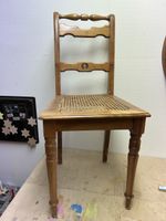 Alter Holzstuhl mit Geflecht