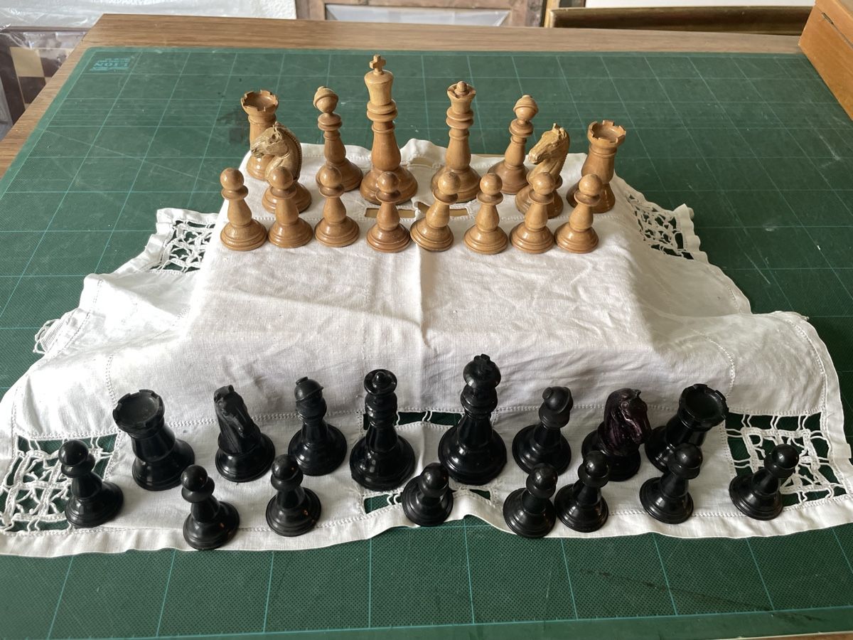 Giochi: Pièces d’échecs Lardy doublement pondérées  – Usato da Biel/Bienne venduto da Galaq 2