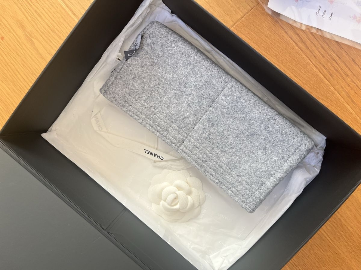 Chanel Borse da donna: Chanel Boy Bag Grau, Silber Hardware new medium – Usato da Wädenswil venduto da Iana32 3