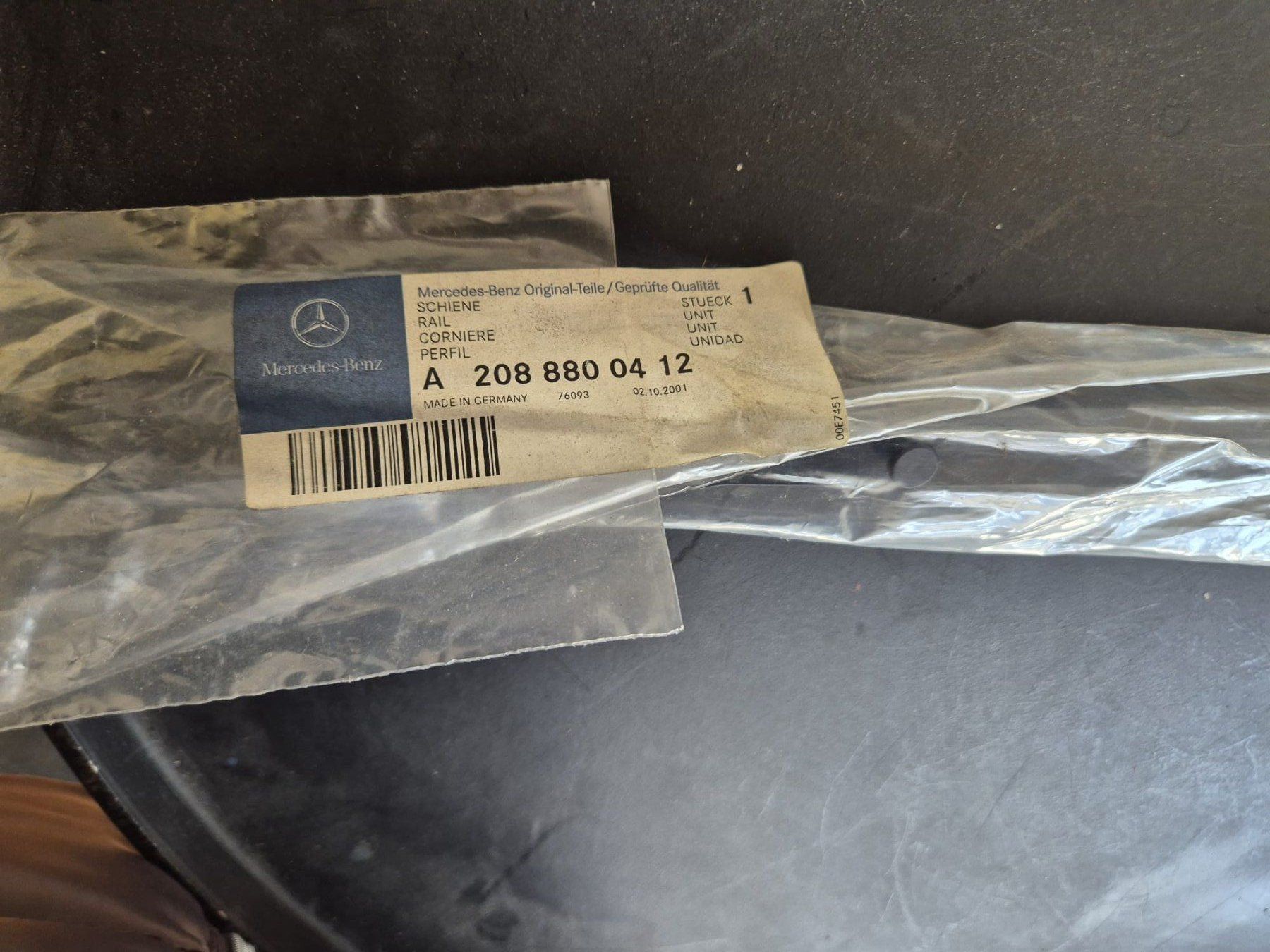 Mercedes-Benz Toutes les pièces auto: Original Mercedes Schiene – Neuf avec emballage d'origine à Fällanden par SwissClassicCar
