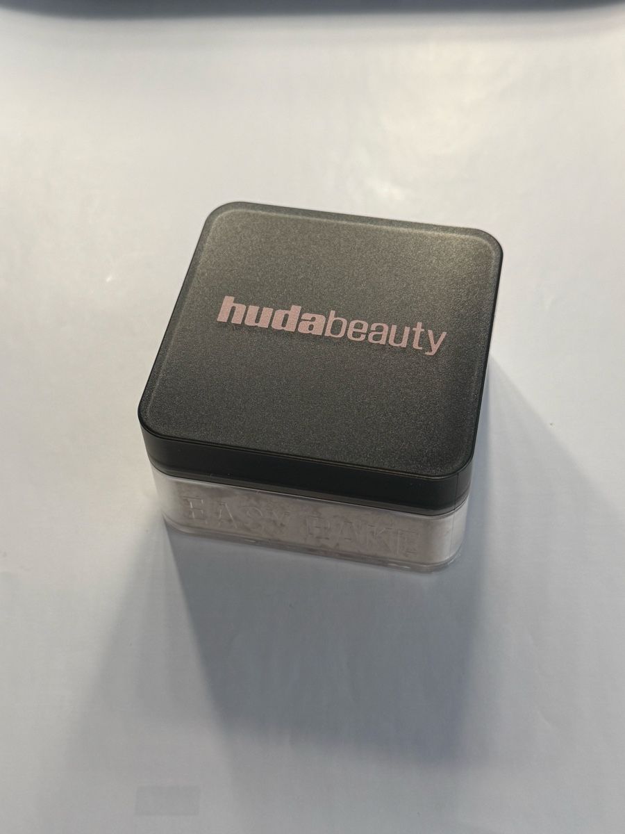 Huda Beauty Make-up: Huda Beauty Easy Bake Powder  – Nuovo e nell'imballaggio originale da Baar venduto da xata 1