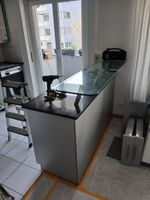 Granitplatte und Glasaufsatz